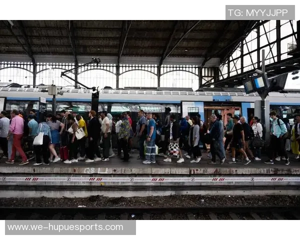 官方:巴黎警方暂时约束客队球迷交通方法,拜仁方面无法承受 官方:巴黎警方暂时约束客队球迷交通方法,拜仁方面无法承受