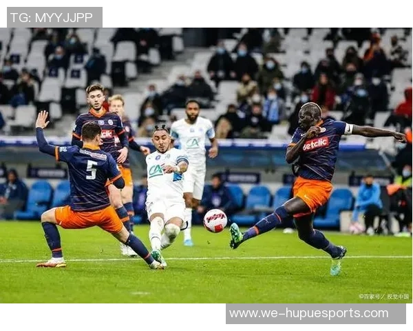 时隔34年维京队再夺挪超冠军，球迷冲入球场内张狂庆祝